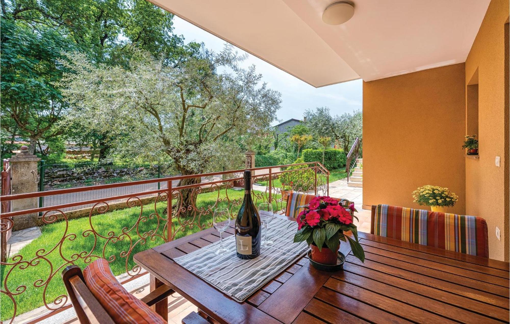 Stunning Apartment In Umag With Wifi Exterior foto